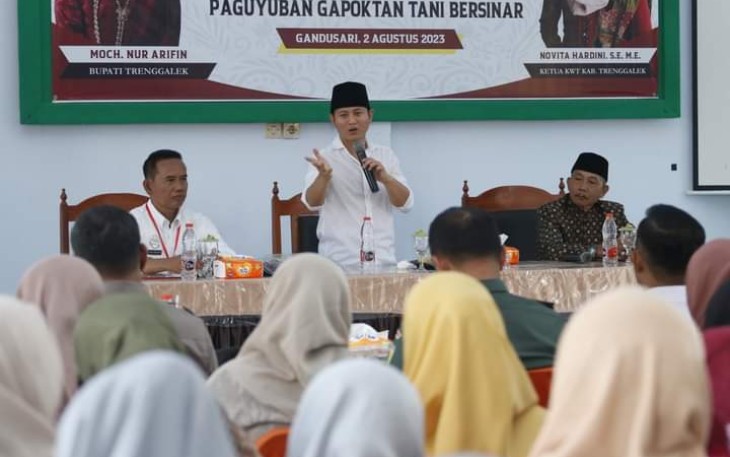 Bupati Trenggalek Mochamad Nur Arifin saat  kegiatan studi banding Paguyuban Gapoktan se-Kabupaten Trenggalek dengan Paguyuban Gapoktan Tani Bersinar di Aula Kecamatan Gandusari 