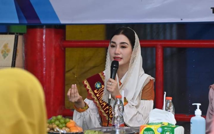 Novita Hardini, SE. ME., Bunda PAUD Trenggalek, saat memberikan pembekalan parenting kepada wali murid TK Pembina Kabupaten Trenggalek, Kamis (16/11/2023).