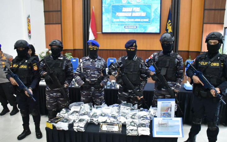 Tim Satrol Lantamal XIII saat menunjukan barang bukti paket Narkoba jenis Sabu-sabu, hasil tangkapannya.