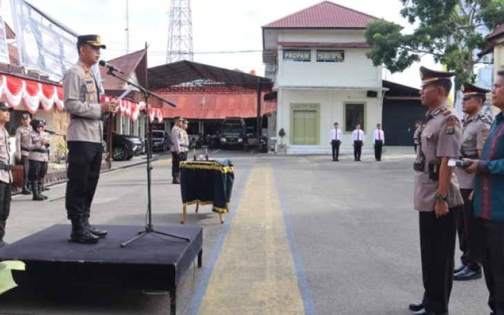 Kapolres Tapanuli Selatan (Tapsel), AKBP Imam Zamroni, SIK, MH, memimpin Upacara serah terima jabatan (Sertijab) dan pelantikan Kapolsek Sipirok dari pejabat lama, AKP Ismaya, ke yang baru, Iptu Penggar Marinus Siboro, Senin (24/7/2023)