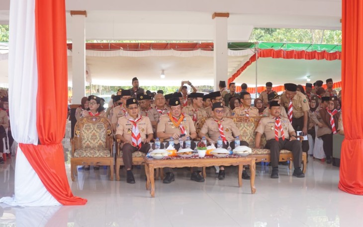 Wakil walikota Bitung Hengky Honandar (Kiri) saat mendampingi Wagub Sulut