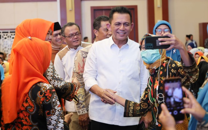 Gubernur Ansar saat Serahkan Berbagai Bantuan dan Insentif untuk Masyarakat Tanjungpinang