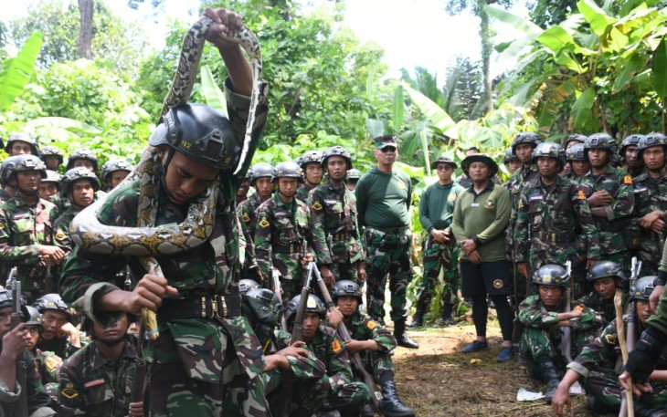 Sebanyak 600 Siswa Dikmaba TNI AL Angkatan 43/2 TA. 2023 yang terdiri dari 519 siswa pria dan 81 siswa wan, melaksanakan Lattek Menembak, Berganda, Lintas Medan (Limed), Sea and Jungle Survival selama 20 hari di Puslatpur Mar-4 Purboyo di Malang Selatan dan Pantai Baruna Kondang Iwak, Jumat (29/12/2023)