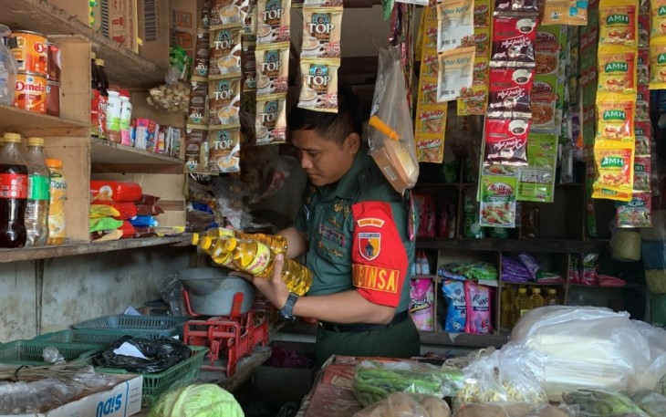 Babinsa Pantau Harga Kebutuhan Pokok