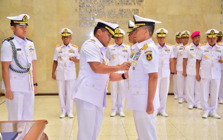 Kepala Staf Angkatan Laut (Kasal) Laksamana TNI Dr. Muhammad Ali memimpin langsung jalannya Sertijab Asops Kasal tersebut, dari Laksda TNI Dr. Denih Hendrata kepada Laksda TNI Yayan Sofiyan