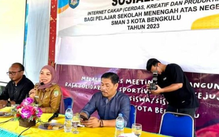 Sosialisasi Internet  Cakap di SMAN 3 Kota Bengkulu