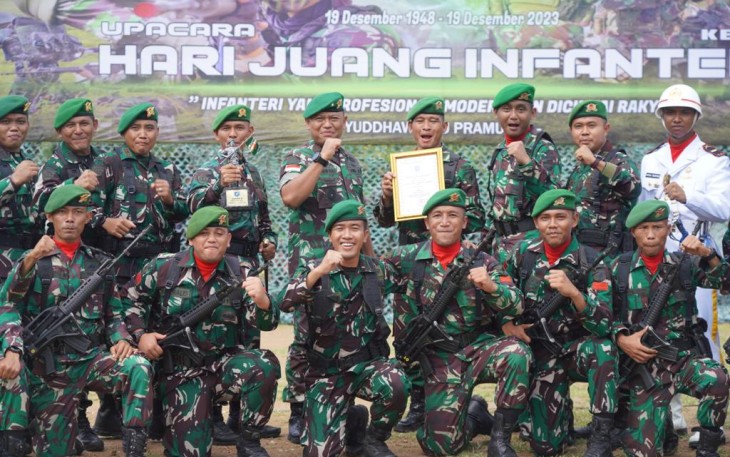 Danrem 121/Abw Brigjen TNI Luqman Arief, S.I.P., menghadiri acara Penandatanganan Perjanjian Kerja Sama, antara Kepolisian Daerah Kalimantan Barat dan Komando Daerah Militer XII/Tanjungpura tentang Sinergitas dan Integrasi dalam pelaksanaan tugas dan fungsi Kepolisian Daerah Kalimantan Barat dan Komando Daerah Militer XII/Tanjungpura, Bertempat di Pasar Baru, Entikong, Sanggau, Kalimantan Barat, Selasa (19/12/2023)