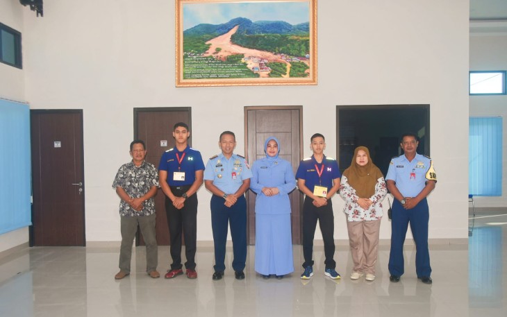 Danlanud dan Ketua PIA Berangkatkan 2 Casis Taruna AAU Asal Natuna 