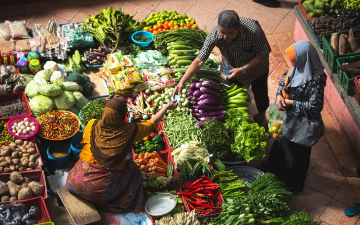 Transaksi tawar menawar di pasar tradisional (Foto: Unsplash)