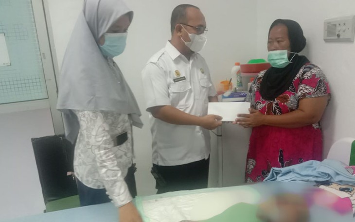 Bupati Zahir saat Besuk Alifah di RSUD Adam Malik Medan