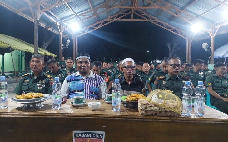 Komandan Kodim (Dandim) 1411/Bulukumba Letkol Inf Kaharuddin Dj, S.Pd., M.Tr. (Han) bersama Prajurit dan para Todat, Toga, Tomas serta tokoh pemuda Bulukumba melaksanakan Nobar (Nonton Bareng Live Straeming) Penghargaan KASAD Kampung Pancasila Tahun 2023 dengan tema "Kampung Pancasila Sebagai Wadah Kebhinekaan dan Toleransi" di Aula Terbuka Kodim 1411/Bulukumba, Jln. Jend. Ahmad Yani Kel Ela Ela Kec Ujung Bulu Kab Bulukumba, Jumat (08/12/2023)