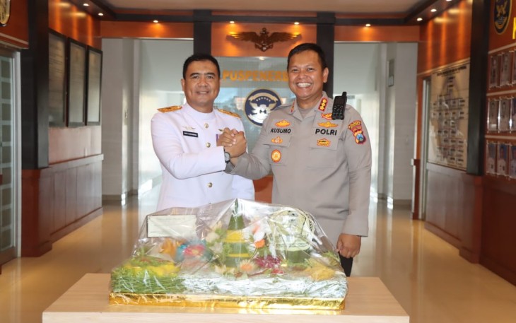 Puspenerbal saat Terima Tumpeng Kejutan dari Polres Sidoarjo Dihari Jadi ke-78 TNl