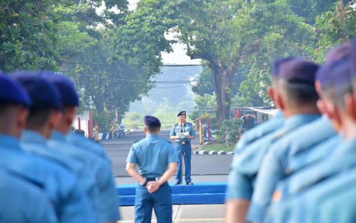 Komandan Puspenerbal Laksda TNI Sisyani Jaffar memberikan pengarahan kepada seluruh Prajurit jajaran Puspenerbal dengan melaksanakan Apel Gabungan di Apron Fasharkan Pesud, Kamis (28/12/2023)