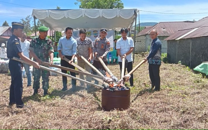 Kepala BPTN Makasar bersama Forkopimda dan dinas perdagangan provinsi Sulut saat lakukan pemusnahan barang bukti 
