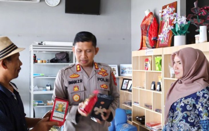 Kapolres, AKBP Imam Zamroni, SIK, MH,  Manager menyapa sejumlah pelaku UMKM yang menjajakan dagangan di sekitar Kantor PT PLN UP3 Padangsidimpuan. Kegiatan berakhir dengan sesi foto bersama.