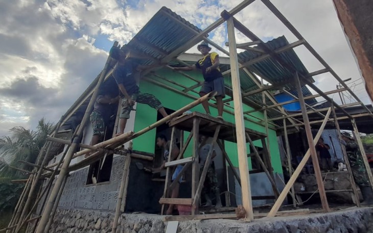 Satgas TMMD Ke -116 Kodim 1310/Bitung saat melakukan pembuatan teras rumah