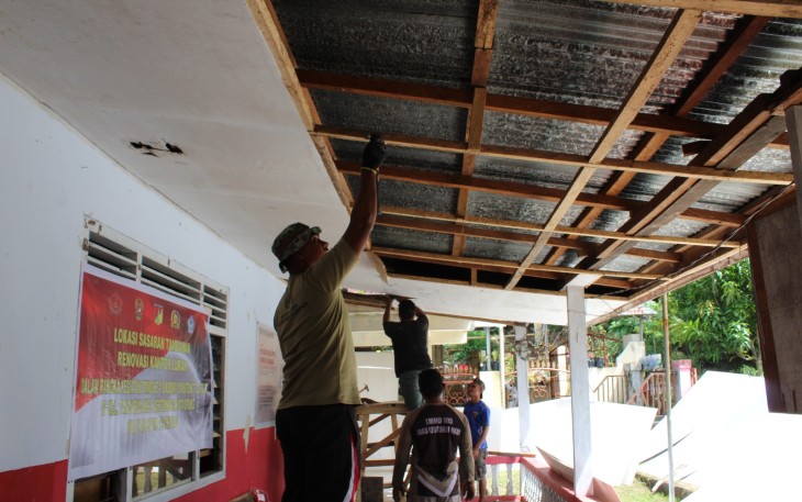 Personil satgas TMMD Ke-116 Kodim 1310/Bitung saat melakukan pengrehaban kantor lurah Tandurusa