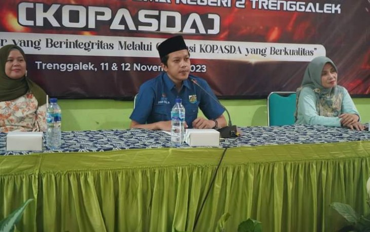Wakil Bupati Trenggalek, Syah Muhamad Natanegara, saat memberikan pembekalan kepada KOPASDA, di SMAN 2 Trenggalek, Minggu (12/11/2023).