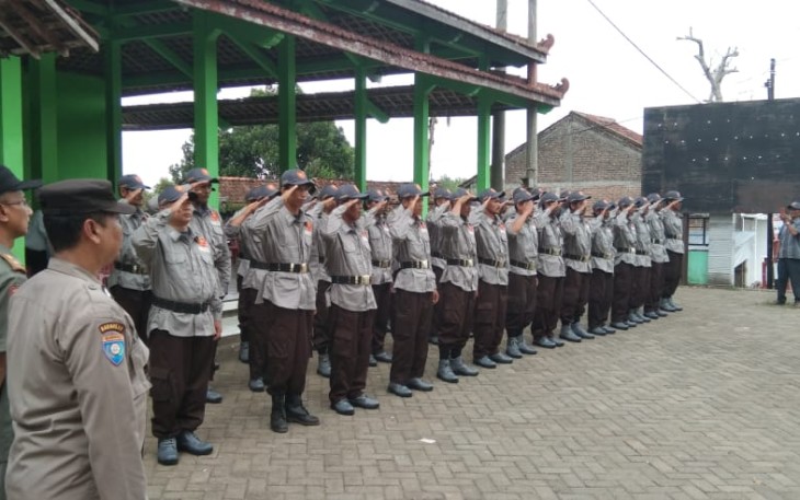 Babinsa saat Berikan Pelatihan PBB dan Materi Wawasan Kebangsaan Bagi Anggota Linmas