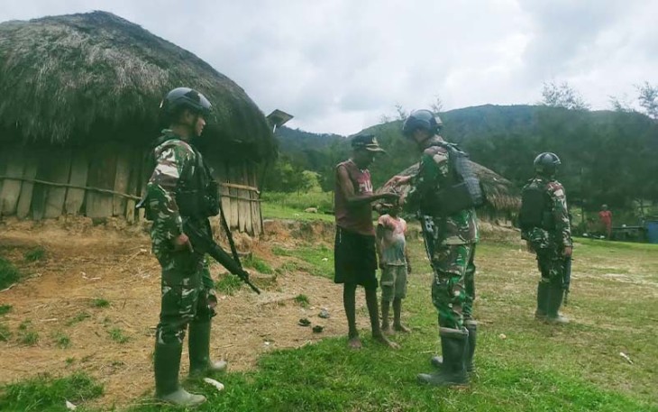 Pos Malagayneri Satgas Yonif Mekanis 203/AK saat Laksanakan Anjangsana ke Honai Kepala Desa Nambu