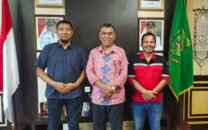 Bupati Natuna saat Koordinasi bersama Manager UP3 PLN Tanjung Pinang Untuk Memastikan Mesin 2,3 Mega Watt Datang Ke Natuna 