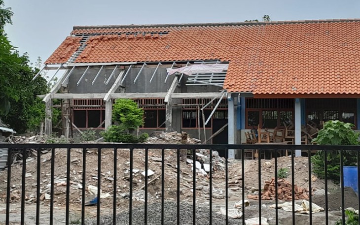 SDN 2 Tambakromo yang mendapatkan DAK 2023 senilai 1.142.910.000 yang sampai tanggal 25 Desember 2023 masih belum selesai pengerjaannya.