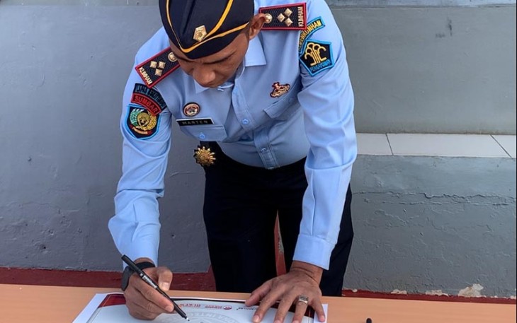 Kepala Lembaga Pemasyarakatan Kelas IIA Bukittinggi, Marten saat menandatangani komitmen bersama di Lapangan Upacara Lapas Bukittinggi.