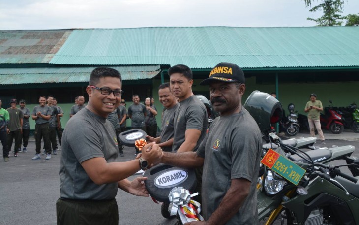 Dandim 1710/Mimika Serahkan 70 Unit Sepeda Motor Bantuan Kemenhan RI Untuk Personel  