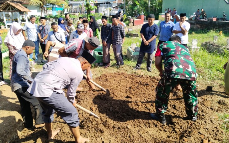 Dandim 0806/Trenggalek Berikan Penghormatan Terakhir untuk Ayah Kandung Koptu Fajar