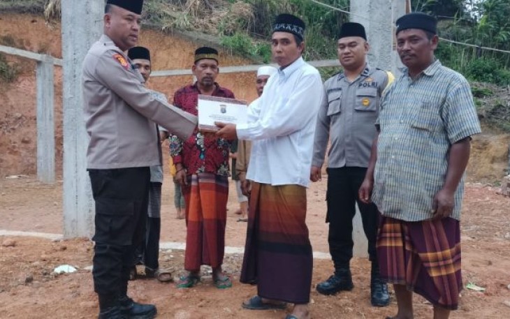 Kapolsek SD Hole Salurkan Bantuan Dari Kapolres Tapsel Untuk Pembangunan Masjid
