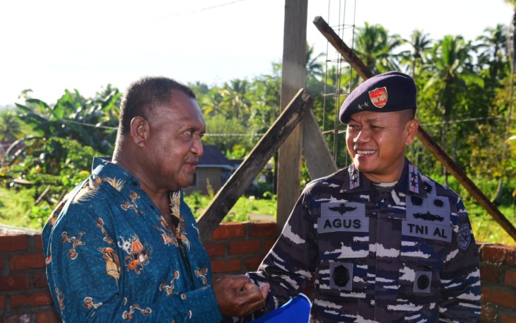 Pangkoarmada III Laksamana Muda TNI Agus Hariadi, M. Han Serahkan Tali Asih Kepada Personle Purna Tugas 
