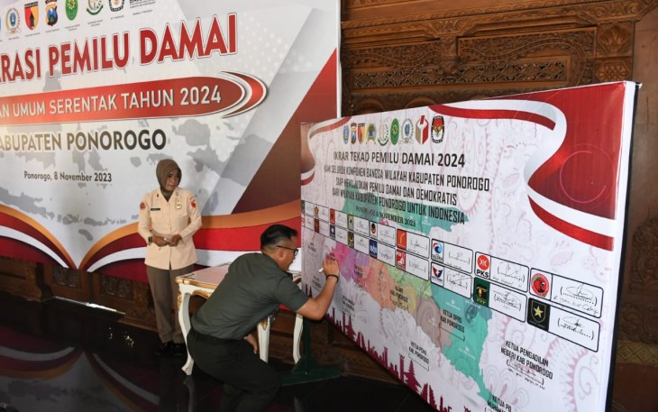 Komandan Kodim 0802/ Ponorogo, Letkol Inf Hirta Juni Adriansyah, S. Sos. M.Han Menandatangani Deklarasi Pemilu Damai 