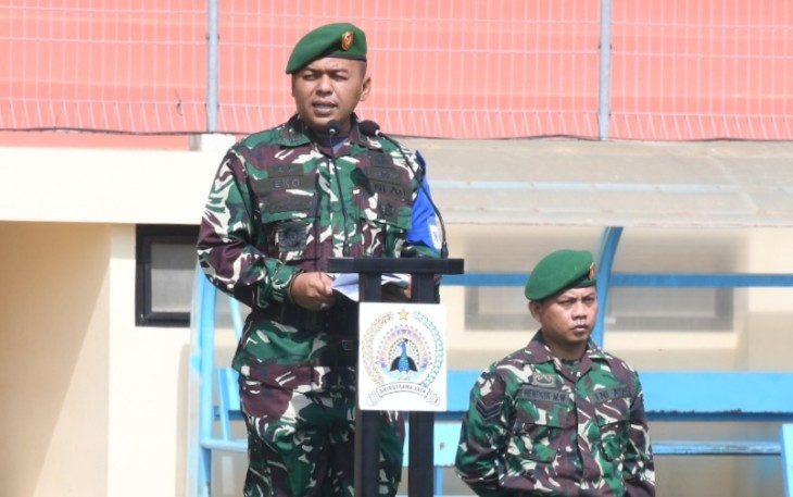 Kasrem 081/DSJ, Letkol Inf Yuli Eko Purwanto selaku pimpinan apel saat membacakan sambutan Danrem 081/DSJ, Kolonel Inf H. Sugiyono