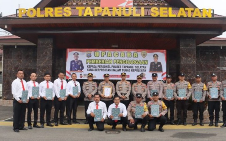 Kapolsek Padang Bolak AKP Zulfikar Kanit Reskrim Iptu Mulyadi dan Personelnya Photo bersama Usai meraih penghargaan atas kesuksesan pengungkapan berbagai kasus Narkotika dari Kapolres Tapsel AKBP Imam Zamroni, SIK, MH