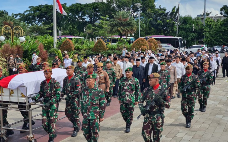 Gubernur Sumbar Lepas Jenazah Almarhum Azwar Anas 