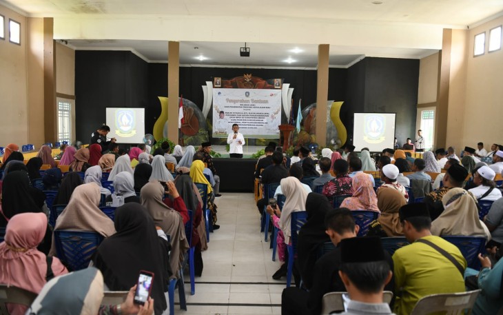 Gubernur Kepulauan Riau H. Ansar Ahmad saat memberikan sambutan, di aula SMAN 1 Singkep, Kabupaten Lingga. 