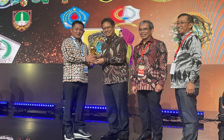 Sekda Kota Bitung saat menerima penghargaan UHC 2023