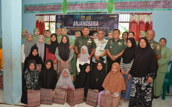 Danrem 023/KS Kolonel Inf Lukman Hakim didampingi Ketua Persit KCK Koorcabrem 023 PD I/BB Ny.Diah Lukman Hakim Laksanakan Anjangsana ke Panti Asuhan, Veteran dan Warakauri 