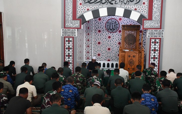 Hari Juang TNI AD Ke-78 Tahun 2023 Korem 081/DSJ menggelar doa bersama yang diselenggarakan di masjid jenderal sudirman Makorem, Jl. Pahlawan, No. 50, Kota Madiun, Kamis (14/12/2023)