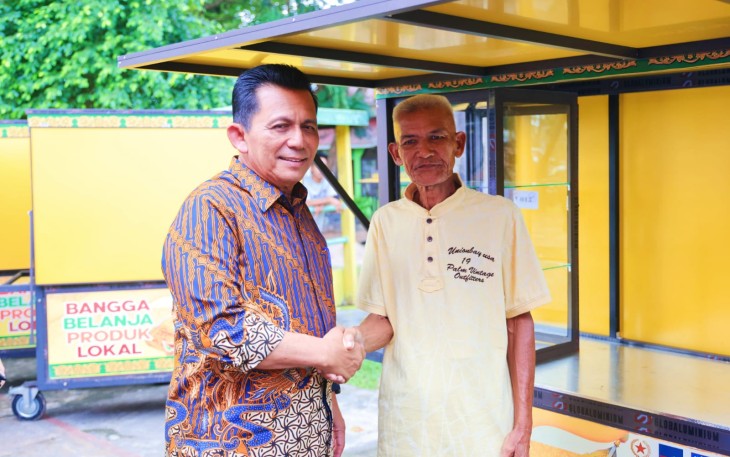 Gubernur Kepulauan Riau H. Ansar Ahmad menyerahkan Bantuan Gerobak Jualan kepada 79 Pedagang Kaki Lima Tepi Laut (TPL) di Lapangan Pamedan Ahmad Yani, Kota Tanjungpinang Jum’at (29/12)