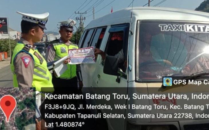 Guna meminimalisir angka kecelakaan, personel Polsek Batang Toru, menggelar aksi penempelan stiker dan pembagian brosur keselamatan berlalu lintas bagi pengguna jalan, Senin (20/3/2023) pagi.