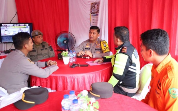 Kapolres Tapanuli Selatan (Tapsel), AKBP Imam Zamroni, SIK, MH, berpesan ke petugas gabungan di Pos Pam Natal dan Tahun Baru (Nataru) 2024 di Batang Toru, agar melayani masyarakat dengan ikhlas