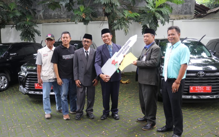 Mobil operasional kecamatan saat diserahkan kepada pihak kecamatan.