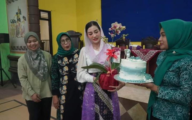 Ketua Tim Penggerak PKK Kabupaten Trenggalek, Novita Hardini, SE., ME., saat memberikan pelatihan budidaya Anggrek kepada Generasi Z di Kecamatan Watulimo, Minggu (26/11/2023)