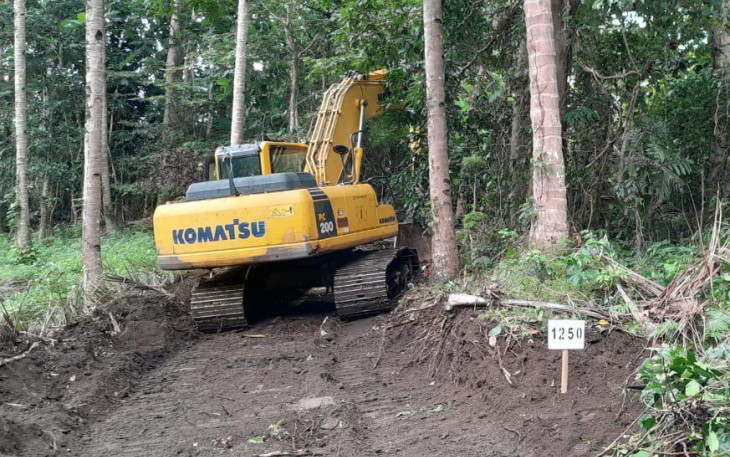 alat berat di lokasi pekerjaan fisik pembuatan jalan pertanian TMMD Ke-116 Kodim 1310/Bitung