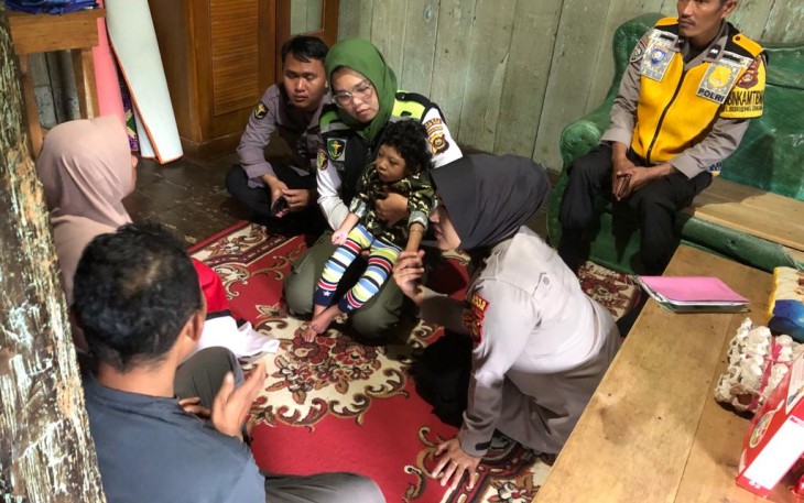 Dokkes Polres Pagar Alam saat Berikan Bantuan