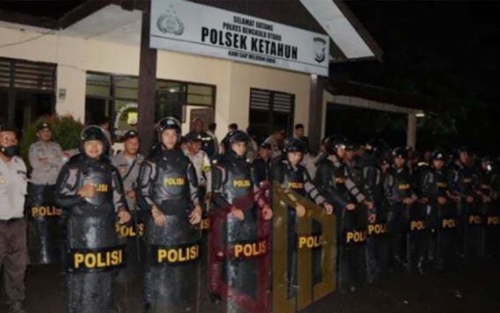 Personil Dalmas saat membuat barikade siaga jika terjadi aksi massa.