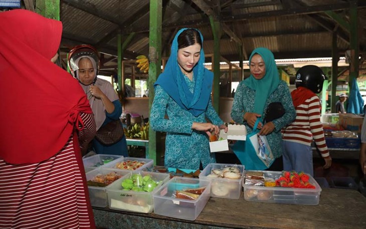 Ketua Tim Penggerak PKK Kabupaten Trenggalek, Novita Hardini, saat mengunjungi salah satu Pasar Tradisional di Kabupaten Trenggalek, Sabtu (15/4/2023).