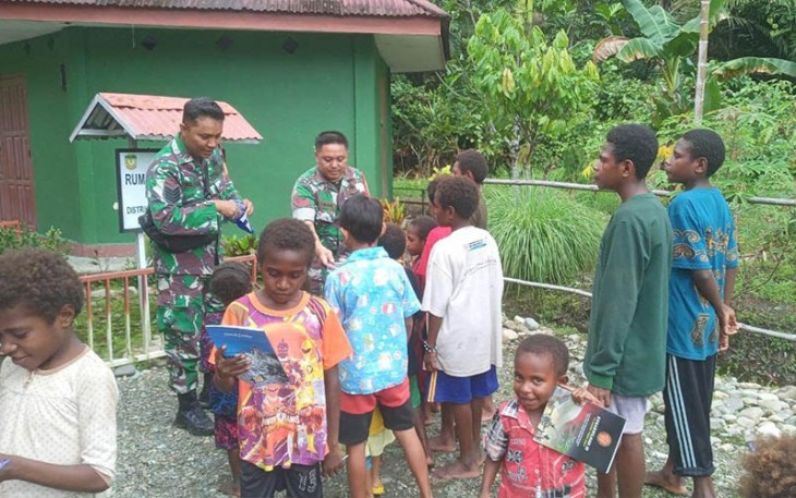Babinsa Koramil 1710-07/Mapurujaya saat Bagikan Buku Tulis Gratis Kepada Anak-Anak 