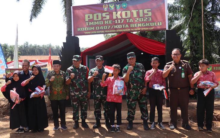 foto bersama dilokasi TMMD Reguler ke-177 Kodim 0407/Kota Bengkulu 